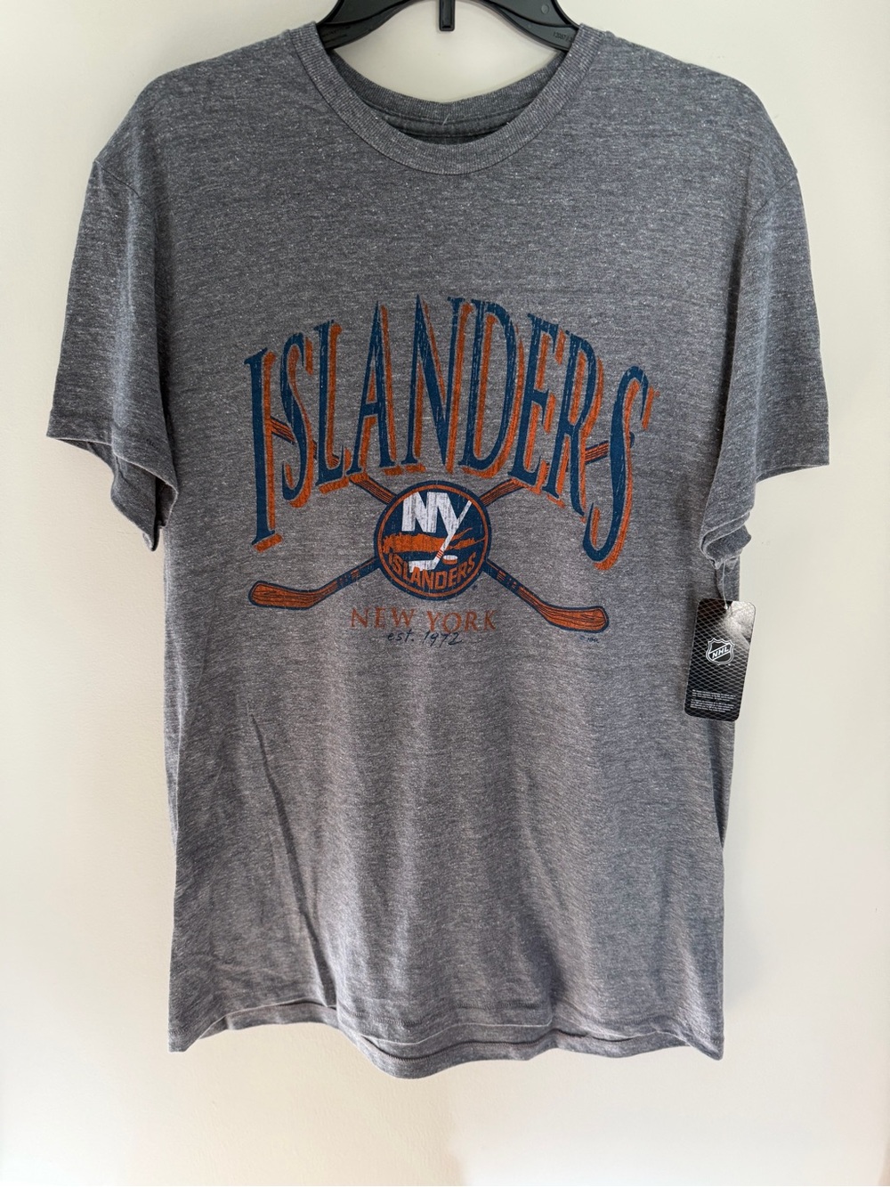 New York Islanders Men’s Large NHL T Shirt Gray Distressed Vintage Style NWT